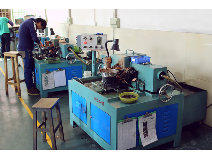 磁铁生产过程的第七道工艺:外圆磨加工